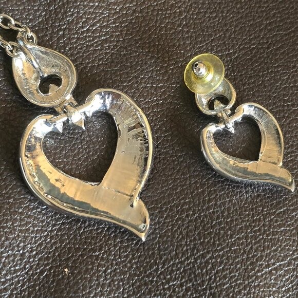 Heart-shaped necklace & earring SET. Enamel detailing on silvertone. Vintage. - Picture 8 of 9